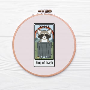 Carte de tarot raton laveur King of Trash Grille point de croix - Téléchargement PDF