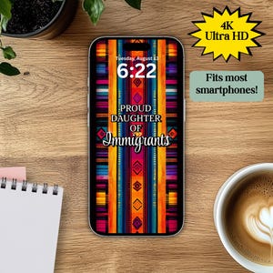Könnte beinhalten: Eine farbenfrohe Handyhülle mit einem geometrischen Muster und dem Text "Proud Daughter of Immigrants". Die Hülle zeigt auch eine Digitaluhr mit der Zeit 6:22. Der Text "4K Ultra HD" und "Fits most smartphones!" ist im Hintergrund sichtbar.