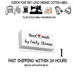 Puede incluir: Una etiqueta rectangular de algodón orgánico blanco con el texto negro Hand made, un pequeño icono de corazón rojo y el nombre Emily Thomas debajo. La imagen incluye iconos de un suéter, ovillo, hilo, máquina de coser, edredón, bufanda y gorro.