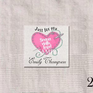 Peut inclure: Étiquette carrée avec un cœur rose, une aiguille et du fil, et les mots "Just for you" et "Sewn with love!" dans une police manuscrite. Le nom "Emily Thompson" est également imprimé sur l'étiquette.