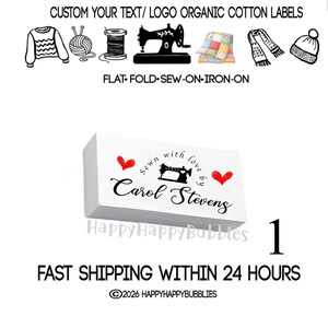 Op de afbeelding: Een wit rechthoekig label van biologisch katoen met de zwarte tekst Sewn with love by Carol Stevens, een zwart icoon van een naaimachine en twee rode harten. Het label wordt getoond met iconen van naaibenodigdheden en de tekst CUSTOM YOUR TEXT/ LOGO ORGANIC COTTON LABELS, FLAT, FOLD, SEW-ON, IRON-ON.