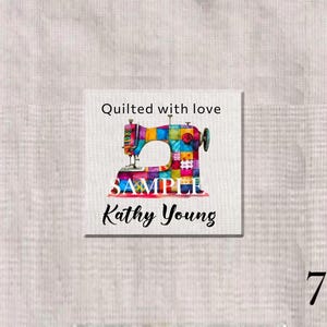 Peut inclure: Image carrée avec une illustration de machine à coudre colorée. Le texte indique "Quilted with love," "SAMPLE" et "Kathy Young." La machine à coudre est décorée d'un motif patchwork multicolore.