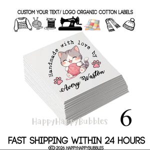 Op de afbeelding: Een stapel vierkante labels van wit biologisch katoen met een grijze gestreepte cartoonkitten die een roze bol wol vasthoudt. De tekst luidt Handmade with love by Avery Waston, vergezeld van twee roze pootafdrukken. Naai-iconen staan erboven.