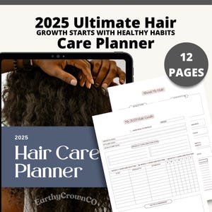 Könnte beinhalten: Ein druckbarer Haarpflegeplaner mit einem schwarz-weißen Design. Der Planer enthält Abschnitte für Haarziele, Haarpflege-Routinen und Notizen. Das Titelbild zeigt eine Person, die ihre Haare berührt. Der Text auf dem Titel lautet "2025 Ultimate Hair Growth Starts With Healthy Habits Care Planner 12 Pages".