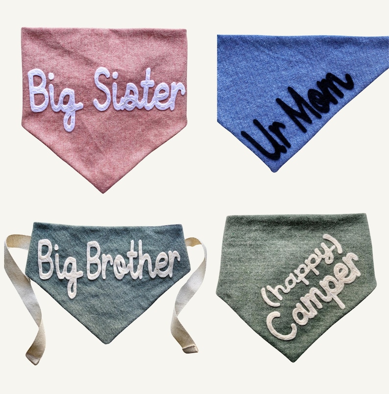 Puede incluir: Cuatro bandanas para perros de tela diferentes con texto blanco sobre un fondo rosa, azul, verde y verde. El texto en las bandanas dice "Big Sister", "Ur Mom", "Big Brother" y "(happy) Camper".