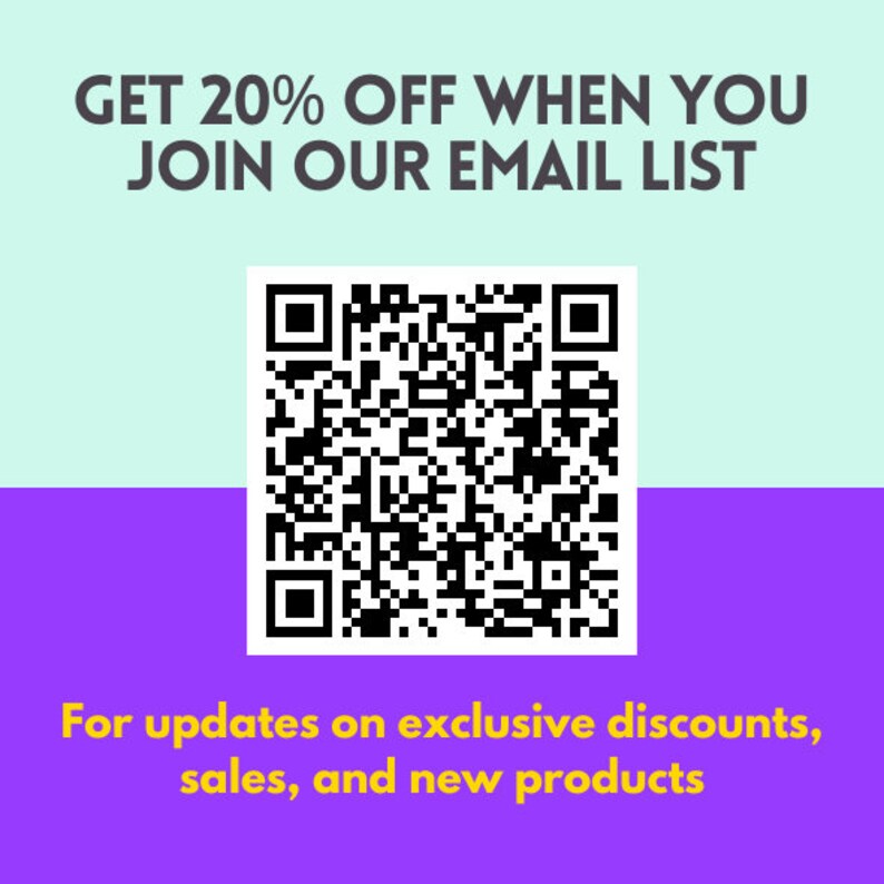 Pu&ograve; includere: Uno sfondo viola e azzurro chiaro con un codice QR in bianco e nero al centro. Il testo "GET 20% OFF WHEN YOU JOIN OUR EMAIL LIST" &egrave; in nero sullo sfondo azzurro chiaro. Il testo "For updates on exclusive discounts, sales, and new products" &egrave; in giallo sullo sfondo viola.