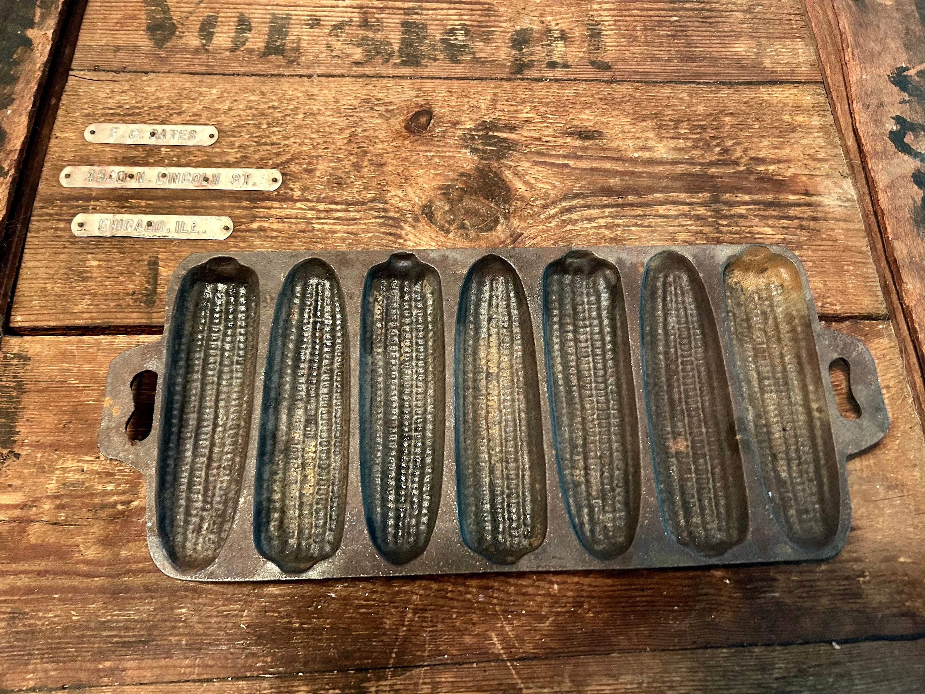 Rustic Vintage Cast Iron Corn Stick Pan - Seven Slot Corn Cob Pan