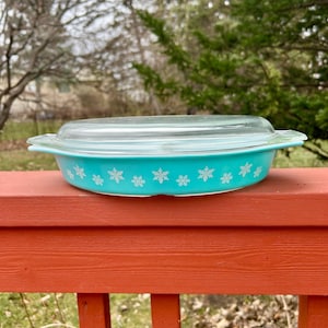 Vintage PYREX Turquoise Snowflake Oval 1-1/2 Qt Casserole 945 WITH divided Lid