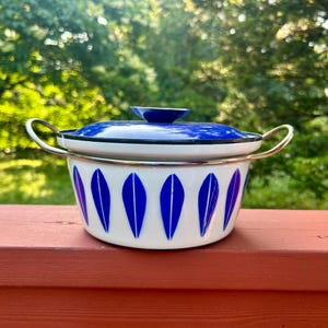 CATHRINEHOLM Norway Lotus  1.5 Quart Enamelware DUTCH OVEN Navy on White