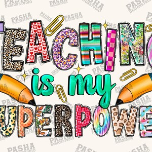 Puede incluir: Diseño gráfico colorido con el texto "TEACHING is my SUPERPOWER" en letras negritas. Las letras están decoradas con varios patrones, incluyendo estampado animal, cuadros y rayas. Dos lápices están cruzados detrás del texto.