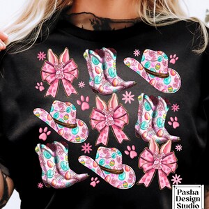Peut inclure: T-shirt noir avec un motif de P&acirc;ques rose et blanc. Le motif comprend des bottes de cow-boy, des chapeaux et des n&oelig;uds avec des &oelig;ufs de P&acirc;ques.