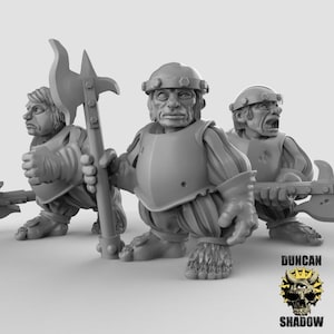 Puede incluir: Tres figuras de enanos grises, cada una armada con un arma. La figura central sostiene un hacha grande. Llevan armadura y cascos. El logotipo de Duncan Shadow es visible en la esquina inferior derecha.