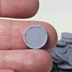 Obersta runda sköldar | 28 mm och 32 mm hartsbitar | Tillbehör för fantasyminiatyrer | Bordspels-RPG och krigsspel bild 3