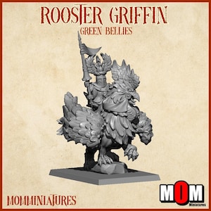 Op de afbeelding: Een grijze Rooster Griffin miniatuurfiguur. De figuur toont een haanachtig lichaam met een ruiter die een vlag vasthoudt. De tekst "ROOSTER GRIFFIN GREEN BELLIES" staat bovenaan. De basis heeft de tekst "MOMMINIATURIES" en het MOM-logo.