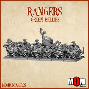 Puede incluir: Se muestra un grupo de figuras en miniatura grises, etiquetadas como "Rangers Green Bellies". Cada figura está armada con un hacha o un arco, y algunas llevan una bandera con un emblema de gallo. Las figuras están sobre una base rectangular, con el logotipo de "MOM Miniatures".