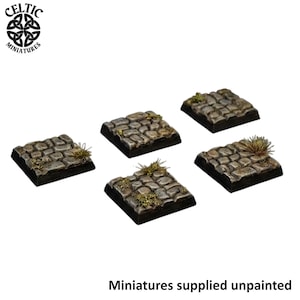 Puede incluir: Cuatro bases cuadradas para miniaturas con un patrón de adoquines texturizado en tonos grises y marrones. Cada base incluye pequeños parches de césped estático verde. El texto "CELTIC MINIATURES" y "Miniatures supplied unpainted" es visible.