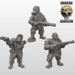 Puede incluir: Tres figuras grises en miniatura de soldados armados, cada uno sosteniendo una escopeta. Dos figuras llevan máscaras de gas y equipo de combate. La tercera figura es calva y blindada. El logo "Duncan Shadow" está en la esquina superior derecha.