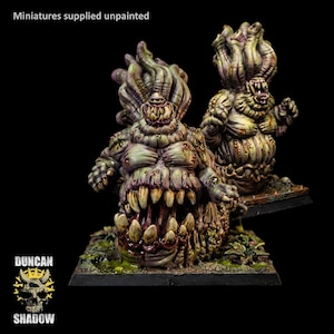 Peut inclure: Deux figurines miniatures de monstres peintes avec des têtes tentaculaires, de multiples dents pointues et des corps charnus texturés dans des tons de vert et de violet. Chaque figurine repose sur une base carrée. Texte : Miniatures supplied unpainted.