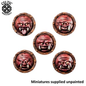 Op de afbeelding: Vijf ronde miniatuurbases met gebeeldhouwde rode orkgezichten met gloeiende ogen en prominente slagtanden, omlijst door een metalen, roestig ogende rand. De tekst "CELTIC MINIATURES" en "Miniatures supplied unpainted" zijn in de afbeelding opgenomen.