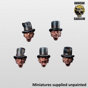 Puede incluir: Cinco cabezas en miniatura con expresiones faciales distintas, cada una con un sombrero de copa negro desgastado. Los rostros presentan tonos de piel detallados y expresiones variadas que incluyen ceño fruncido, sonrisa y gritos. El texto DUNCAN SHADOW aparece en la parte superior derecha.