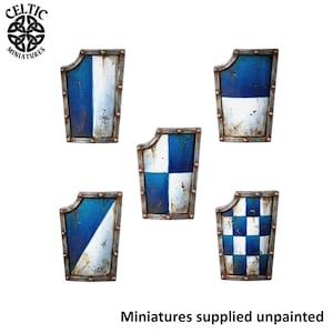Könnte beinhalten: Fünf Miniatur-Wappenschilde mit metallischen Rändern und verwitterten blau-weißen Mustern. Die Designs umfassen vertikale, horizontale, diagonale, geviertelte und karierte Motive. Der Text Celtic Miniatures und Miniatures supplied unpainted ist zu sehen.