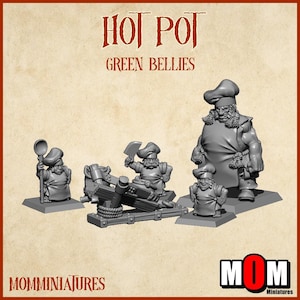 Puede incluir: Un conjunto de figuras en miniatura grises que representan figuras enanas y un chef, con el texto "HOT POT GREEN BELLIES", "MOMMINIATUERS" y el logotipo de MOM. Las figuras parecen ser de resina.
