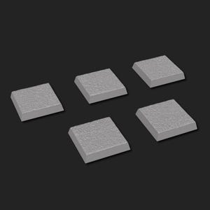 Peut inclure: Cinq objets gris de forme carrée avec des surfaces texturées et des bords biseautés sont disposés sur un fond sombre. Les objets semblent petits, peut-être des carreaux ou des éléments décoratifs, et sont espacés uniformément.