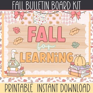 Könnte beinhalten: Ein herbstliches Pinnwand-Kit mit dem Text "FALL for LEARNING". Das Design umfasst eine Cartoon-Gans mit einer Kaffeetasse, einen Kürbis auf Büchern und dekorative Blätter. Die Wörter "FALL BULLETIN BOARD KIT" und "PRINTABLE INSTANT DOWNLOAD" werden ebenfalls angezeigt.