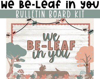 Könnte beinhalten: Ein Bulletin Board-Set mit Holzmaserung und dem Text "we Be-Leaf in you". Das Set enthält verschiedene Dekorationen zum Thema Herbst, wie Blätter, Eicheln und Eulen. Es gibt auch Namensschilder für Schüler, die verwendet werden können, um das Bulletin Board zu personalisieren.