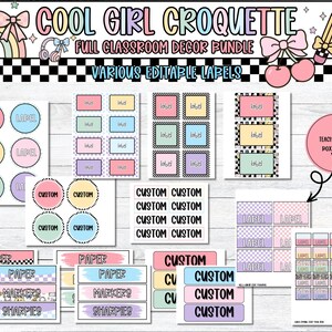 Pu&ograve; includere: Una collezione di etichette per l'arredamento della classe con il testo "COOL GIRL CROQUETTE" e "FULL CLASSROOM DECOR BUNDLE". Le etichette sono in vari colori pastello e design, tra cui cerchi, rettangoli ed etichette personalizzate. L'immagine include un arcobaleno, un fiocco e una faccina sorridente.