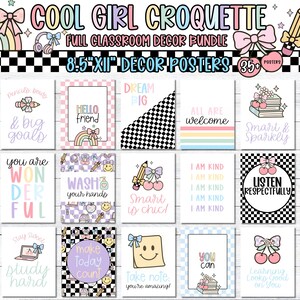 Pu&ograve; includere: Una collezione di poster decorativi per la classe con colori pastello e simpatiche illustrazioni. I poster presentano frasi come "Hello Friend" e "You are Wonderful". Lo striscione in alto recita "COOL GIRL CROQUETTE".
