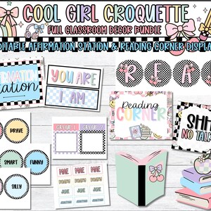 Pu&ograve; includere: Una collezione di elementi decorativi per la classe con una palette di colori pastello. L'immagine include cartelli con testo come "Affirmation Station", "You Are I Am" e "Reading Corner". Ci sono anche etichette circolari con parole come "Kind" e "Brave".