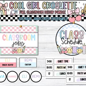 Pu&ograve; includere: Un pacchetto di decorazioni per la classe con il testo "COOL GIRL CROQUETTE" e "FULL CLASSROOM DECOR BUNDLE". L'immagine include un programma scolastico, grafici di lavoro ed etichette nominative. Il design presenta colori pastello, fiocchi e faccine sorridenti.
