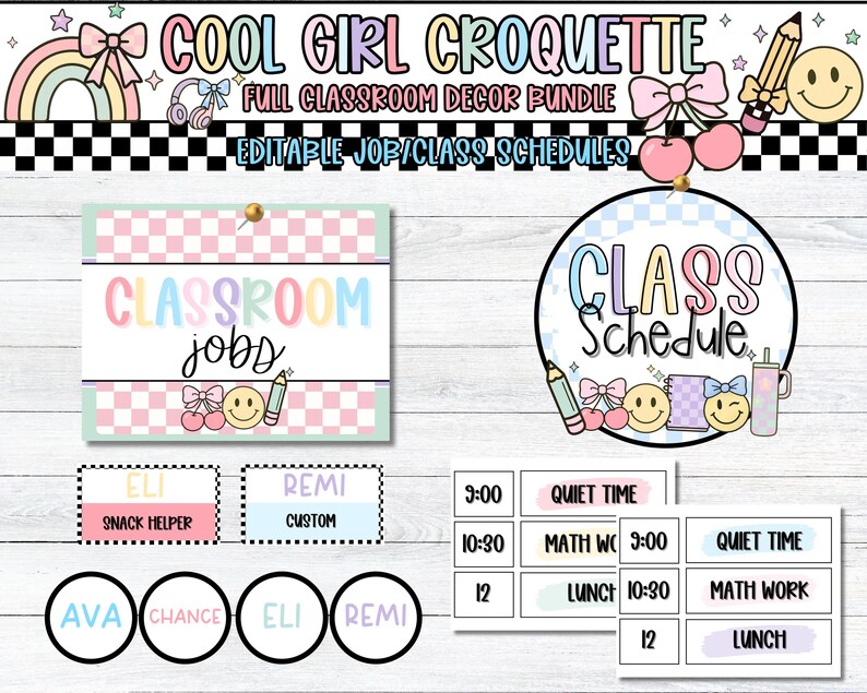 Pu&ograve; includere: Un pacchetto di decorazioni per la classe con il testo "COOL GIRL CROQUETTE" e "FULL CLASSROOM DECOR BUNDLE". L'immagine include un programma scolastico, grafici di lavoro ed etichette nominative. Il design presenta colori pastello, fiocchi e faccine sorridenti.