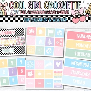 Pu&ograve; includere: Un pacchetto di decorazioni per la classe con il testo "COOL GIRL CROQUETTE" e "FULL CLASSROOM DECOR BUNDLE". L'immagine include calendari a ribalta per mesi, giorni della settimana e numeri, con colori pastello e illustrazioni carine.