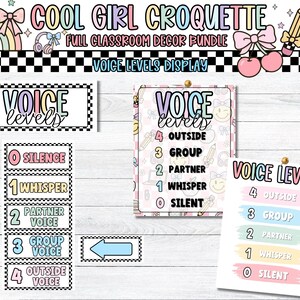 Pu&ograve; includere: Un pacchetto di decorazioni per la classe con il testo "COOL GIRL CROQUETTE" e "VOICE LEVELS DISPLAY". L'immagine presenta diversi cartelli colorati con indicatori di livello vocale, tra cui "SILENCE", "WHISPER", "PARTNER VOICE", "GROUP VOICE" e "OUTSIDE VOICE".