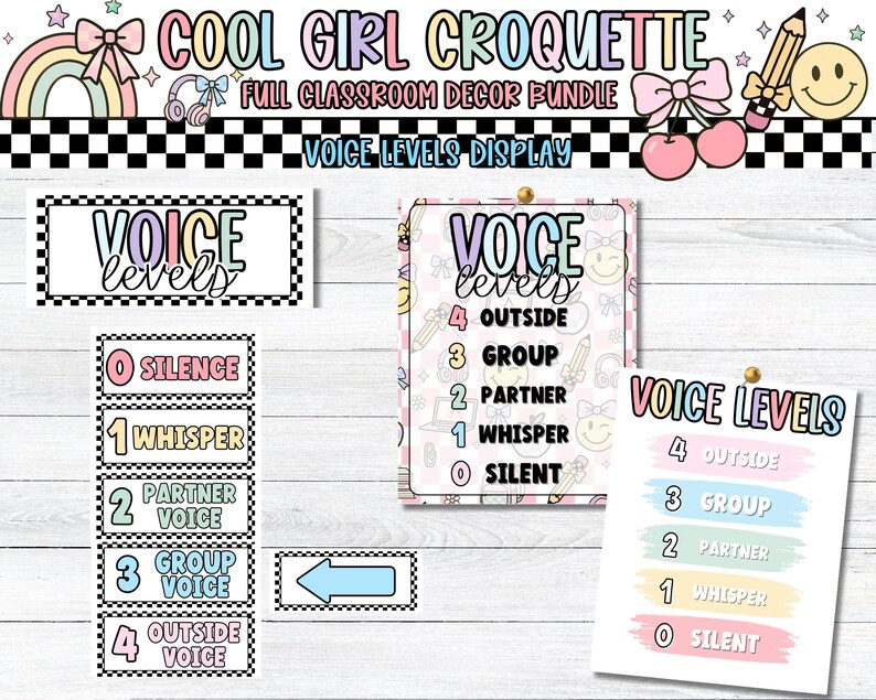 Pu&ograve; includere: Un pacchetto di decorazioni per la classe con il testo "COOL GIRL CROQUETTE" e "VOICE LEVELS DISPLAY". L'immagine presenta diversi cartelli colorati con indicatori di livello vocale, tra cui "SILENCE", "WHISPER", "PARTNER VOICE", "GROUP VOICE" e "OUTSIDE VOICE".