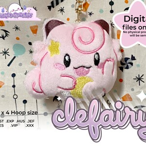 Könnte beinhalten: Ein rosa und gelber Clefairy Plüsch-Schlüsselanhänger mit einem Wirbel auf dem Kopf. Der Schlüsselanhänger ist 4x4 Zoll groß und in verschiedenen Stickdateiformaten erhältlich. Nur digitale Dateien. Es wird kein physisches Produkt versandt.