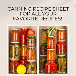 Op de afbeelding: Een wit rek met glazen potten gevuld met verschillende geconserveerde voedingsmiddelen, waaronder augurken, tomaten en wortelen. In het midden van het rek staat een kleine kalebas op de potten. De tekst "CANNIN RECIPE SHEET FOR ALL YOUR FAVORITE RECIPES!" staat boven het rek.