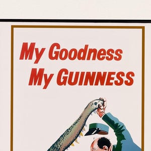Puede incluir: Un p&oacute;ster vintage enmarcado con el texto "My Goodness My GUINNESS" en letras rojas. El p&oacute;ster presenta una ilustraci&oacute;n de dibujos animados de un hombre con un uniforme verde sosteniendo un gran elefante de dibujos animados rojo.