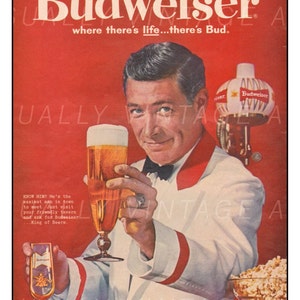 Puede incluir: Un anuncio vintage de Budweiser con un hombre con camisa blanca y corbata roja sosteniendo un vaso de cerveza. El texto dice "Budweiser, where there's life...there's Bud."