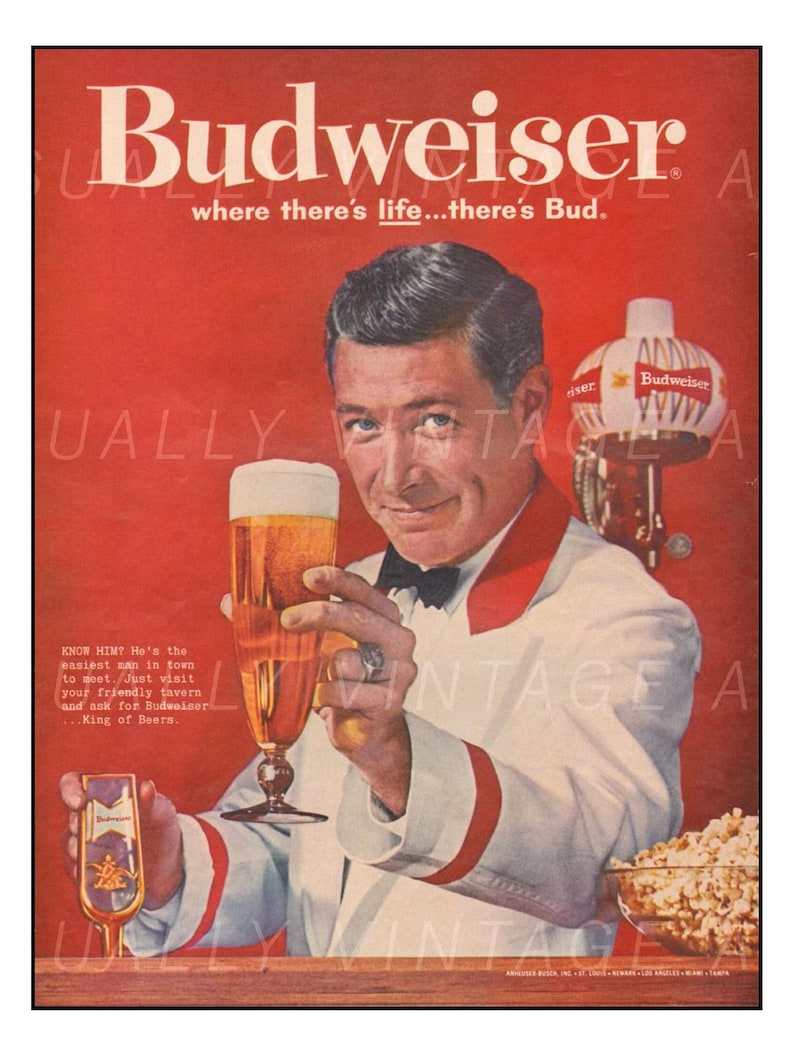 Puede incluir: Un anuncio vintage de Budweiser con un hombre con camisa blanca y corbata roja sosteniendo un vaso de cerveza. El texto dice "Budweiser, where there's life...there's Bud."