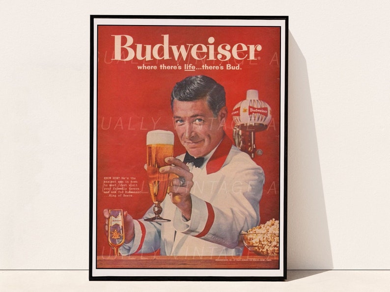 Puede incluir: Un anuncio vintage de Budweiser con un hombre con camisa blanca y corbata de mo&ntilde;o sosteniendo un vaso de cerveza. El anuncio incluye el texto "Budweiser where there's life...there's Bud."