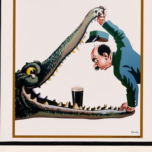 Puede incluir: Un p&oacute;ster vintage con una ilustraci&oacute;n de dibujos animados de un hombre con uniforme azul sosteniendo un vaso de cerveza oscura mientras es perseguido por un cocodrilo verde con la boca abierta.