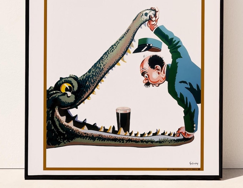 Puede incluir: Un p&oacute;ster vintage con una ilustraci&oacute;n de dibujos animados de un hombre con uniforme azul sosteniendo un vaso de cerveza oscura mientras es perseguido por un cocodrilo verde con la boca abierta.