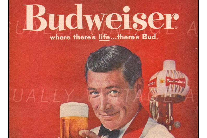 Puede incluir: Un anuncio vintage de cerveza Budweiser con un hombre con camisa blanca y corbata de mo&ntilde;o roja sosteniendo un vaso de cerveza. El anuncio incluye el texto "Budweiser" y "where there's life...there's Bud."