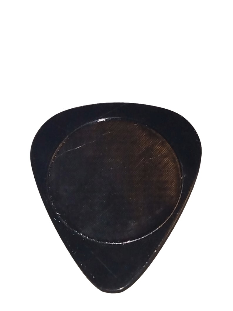 Pu&ograve; includere: Un plettro per chitarra nero con un bordo arrotondato e una superficie liscia.