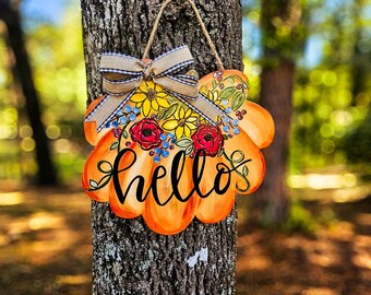 Colgante de puerta de calabaza "Hola" pintado a mano: Decoración floral de otoño