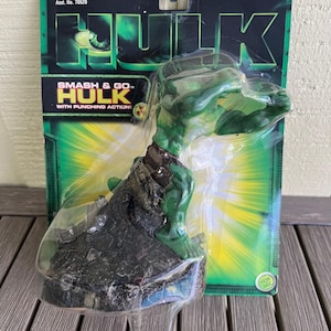 以下が含まれることがあります： 白い文字で「Welcome to our home」と書かれた素朴な木製の看板。 荒れた仕上がりとシンプルなデザインで、玄関やポーチに最適です。