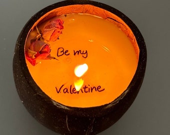Valentinskerze, personalisierte Kerze mit Geheimbotschaft in Kokosnussschale. Süße Kerzen sind Valentinstagsgeschenk. Jubiläumskerze